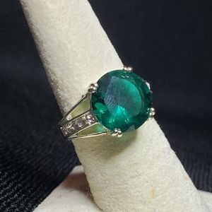 Size 7 green stone cocktail ring